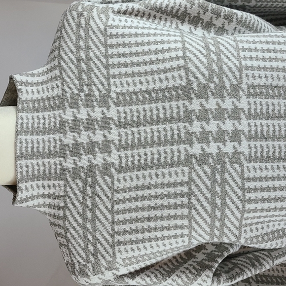 Max Studio Sweater - Picture 3 of 13